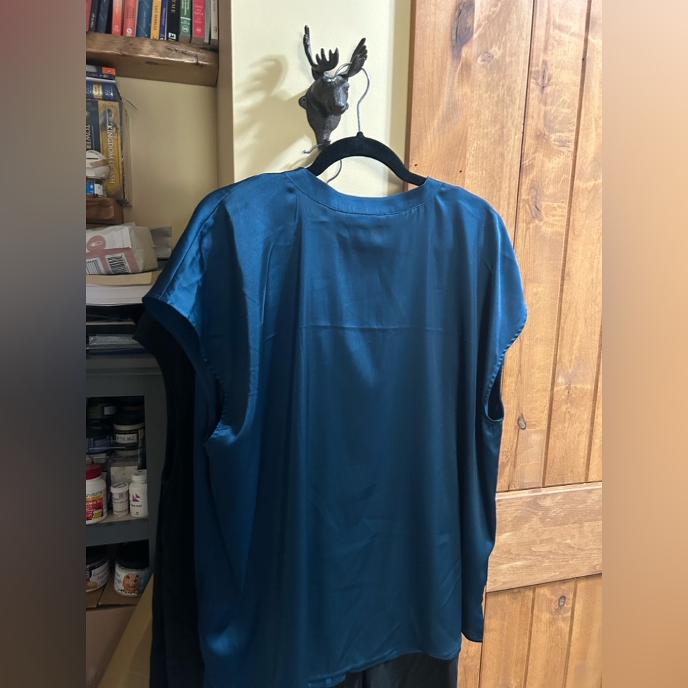 Eloquii Split Neck Blouse Size 16 Deep Acquamarine Cap Sleeve NWT Holiday Ready! - Picture 2 of 7